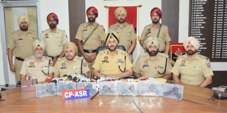 Amritsar ਵਿੱਚ ਸਰਹੱਦ ਪਾਰੋਂ ਚਲਾਏ ਜਾ ਰਹੇ ਹਥਿਆਰ ਤਸਕਰੀ ਨੈੱਟਵਰਕ ਦਾ ਪਰਦਾਫਾਸ਼; 7 ਪਿਸਤੌਲਾਂ ਸਮੇਤ ਚਾਰ ਗ੍ਰਿਫ਼ਤਾਰ Amritsar ਵਿੱਚ ਸਰਹੱਦ ਪਾਰੋਂ ਚਲਾਏ ਜਾ ਰਹੇ ਹਥਿਆਰ ਤਸਕਰੀ ਨੈੱਟਵਰਕ ਦਾ ਪਰਦਾਫਾਸ਼; 7 ਪਿਸਤੌਲਾਂ ਸਮੇਤ ਚਾਰ ਗ੍ਰਿਫ਼ਤਾਰ