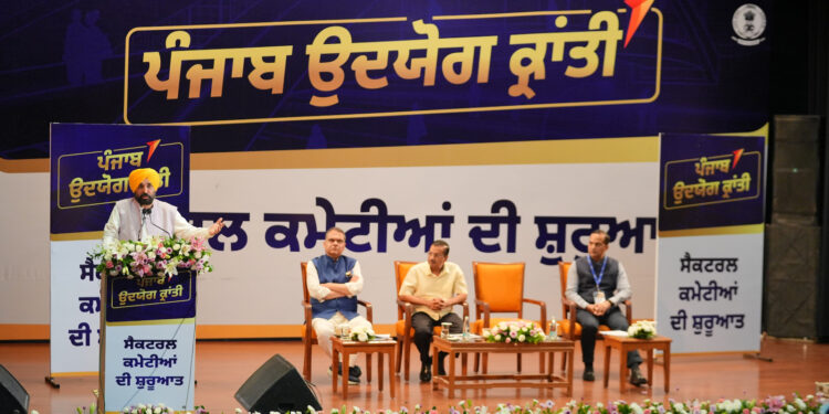 ਮੁੱਖ ਮੰਤਰੀ ਮਾਨ ਅਤੇ ਅਰਵਿੰਦ ਕੇਜਰੀਵਾਲ ਵੱਲੋਂ PUNJAB ਵਿੱਚ ਉਦਯੋਗਿਕ ਕ੍ਰਾਂਤੀ ਲਿਆਉਣ ਲਈ ਸੈਕਟਰ ਅਧਾਰਿਤ 24 ਕਮੇਟੀਆਂ ਦੀ ਸ਼ੁਰੂਆਤ