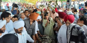 SAD NEWS: ਕਮੇਡੀਅਨ ਜਸਵਿੰਦਰ ਭੱਲਾ ਨੂੰ ਕੈਬਿਨਟ ਮੰਤਰੀ ਤਰਨਪ੍ਰੀਤ ਸਿੰਘ ਸੌਂਦ, ਪੀ ਏ ਯੂ ਦੇ ਵੀ ਸੀ ਸਤਬੀਰ ਸਿੰਘ ਗੋਸਲ ਅਤੇ ਡਿਪਟੀ ਕਮਿਸ਼ਨਰ ਕੋਮਲ ਮਿਤੱਲ ਵੱਲੋਂ ਦਿੱਤੀ ਗਈ ਸ਼ਰਧਾਂਜਲੀ