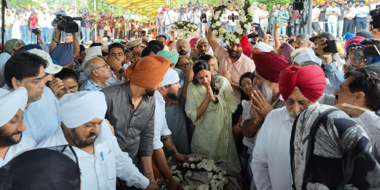 SAD NEWS: ਕਮੇਡੀਅਨ ਜਸਵਿੰਦਰ ਭੱਲਾ ਨੂੰ ਕੈਬਿਨਟ ਮੰਤਰੀ ਤਰਨਪ੍ਰੀਤ ਸਿੰਘ ਸੌਂਦ, ਪੀ ਏ ਯੂ ਦੇ ਵੀ ਸੀ ਸਤਬੀਰ ਸਿੰਘ ਗੋਸਲ ਅਤੇ ਡਿਪਟੀ ਕਮਿਸ਼ਨਰ ਕੋਮਲ ਮਿਤੱਲ ਵੱਲੋਂ ਦਿੱਤੀ ਗਈ ਸ਼ਰਧਾਂਜਲੀ