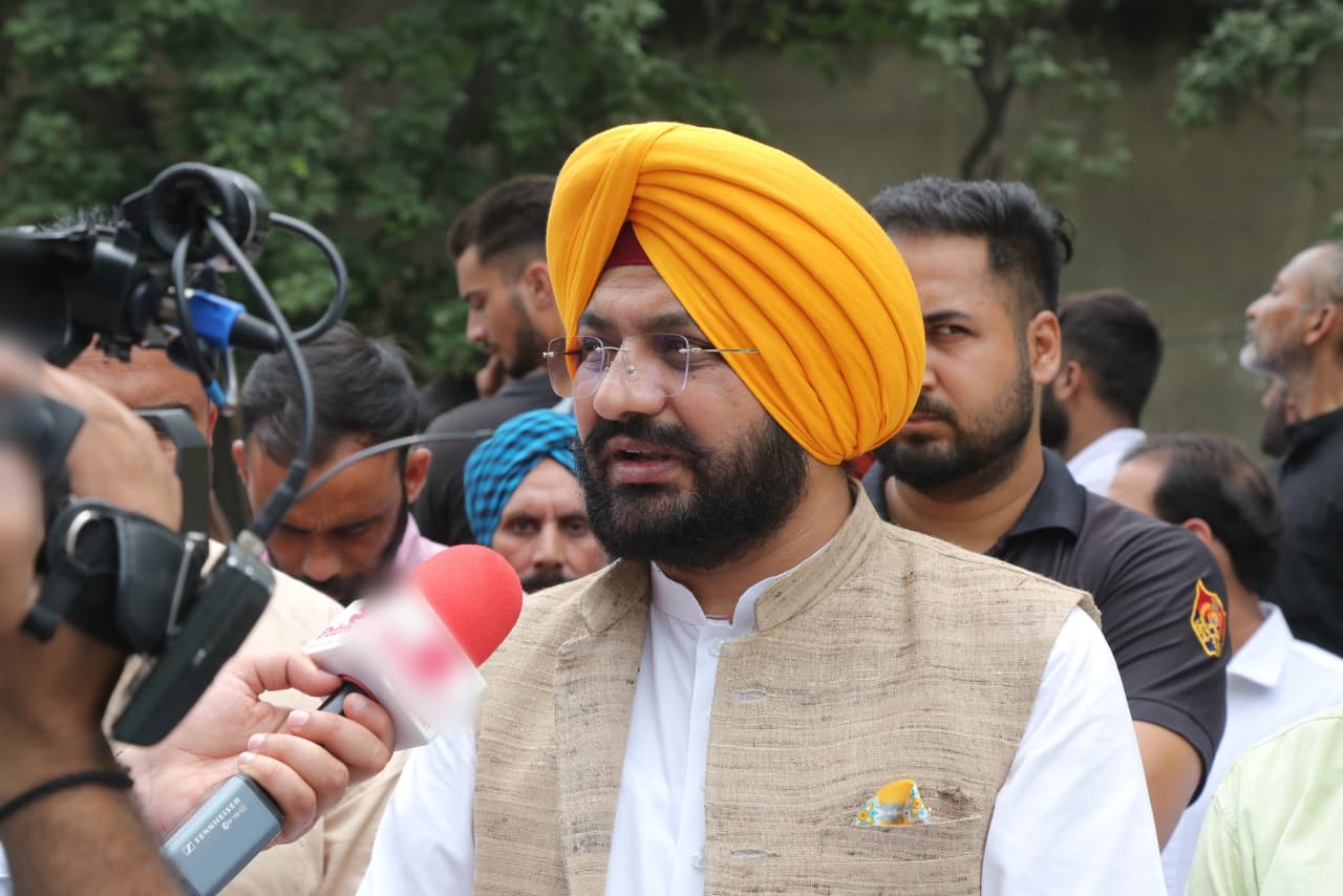 SAD NEWS: ਕਮੇਡੀਅਨ ਜਸਵਿੰਦਰ ਭੱਲਾ ਨੂੰ ਕੈਬਿਨਟ ਮੰਤਰੀ ਤਰਨਪ੍ਰੀਤ ਸਿੰਘ ਸੌਂਦ, ਪੀ ਏ ਯੂ ਦੇ ਵੀ ਸੀ ਸਤਬੀਰ ਸਿੰਘ ਗੋਸਲ ਅਤੇ ਡਿਪਟੀ ਕਮਿਸ਼ਨਰ ਕੋਮਲ ਮਿਤੱਲ ਵੱਲੋਂ ਦਿੱਤੀ ਗਈ ਸ਼ਰਧਾਂਜਲੀ
