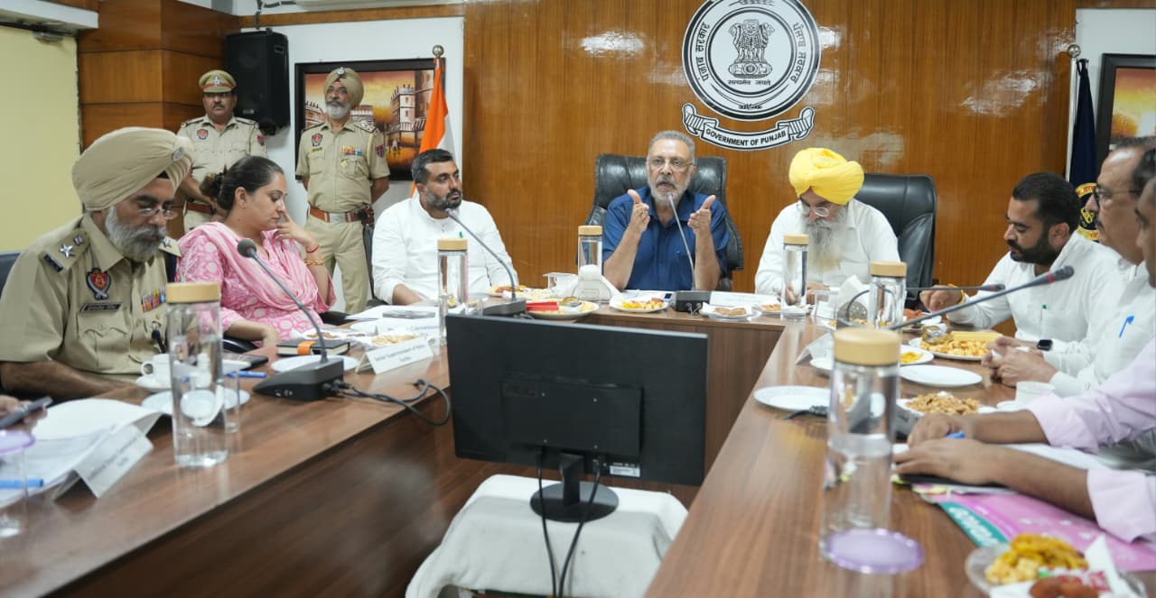 ਸਿਹਤ ਮੰਤਰੀ ਅਤੇ ਖੇਤੀਬਾੜੀ ਮੰਤਰੀ ਵੱਲੋਂ Fazilka ਜ਼ਿਲ੍ਹੇ ਵਿੱਚ ਹੜ ਪ੍ਰਬੰਧਾਂ ਦੀ ਸਮੀਖਿਆ ਬੈਠਕ