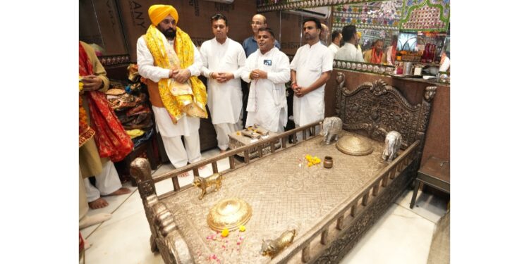 Patiala: ਕਾਲੀ ਮਾਤਾ ਮੰਦਿਰ ਵਿੱਚ ਨਤਮਸਤਕ ਹੋਏ ਮੁੱਖ ਮੰਤਰੀ Patiala: ਕਾਲੀ ਮਾਤਾ ਮੰਦਿਰ ਵਿੱਚ ਨਤਮਸਤਕ ਹੋਏ ਮੁੱਖ ਮੰਤਰੀ