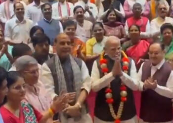 Operation Sindoor ਦੀ ਸਫਲਤਾ ਲਈ PM ਮੋਦੀ ਦਾ ਸਨਮਾਨ: ਰਾਜਨਾਥ ਨੇ ਪਹਿਨਾਇਆ ਹਾਰ