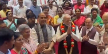 Operation Sindoor ਦੀ ਸਫਲਤਾ ਲਈ PM ਮੋਦੀ ਦਾ ਸਨਮਾਨ: ਰਾਜਨਾਥ ਨੇ ਪਹਿਨਾਇਆ ਹਾਰ