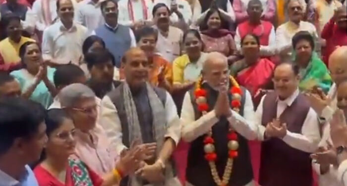 Operation Sindoor ਦੀ ਸਫਲਤਾ ਲਈ PM ਮੋਦੀ ਦਾ ਸਨਮਾਨ: ਰਾਜਨਾਥ ਨੇ ਪਹਿਨਾਇਆ ਹਾਰ