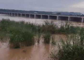 Punjab Flood: ਪੰਜਾਬ ਦੇ 7 ਜ਼ਿਲ੍ਹੇ ਹੜ੍ਹ ਦੀ ਲਪੇਟ ‘ਚ: ਪੌਂਗ ਡੈਮ ਤੋਂ 1.30 ਲੱਖ ਕਿਊਸਿਕ ਪਾਣੀ ਛੱਡਿਆ ਗਿਆ
