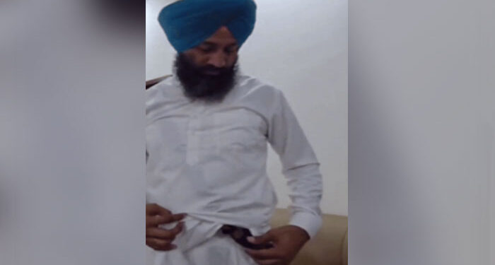 Punjab: ਨਾਭੇ ਦੇ ਸਰਪੰਚ ਨੂੰ ਲਾਲ ਕਿਲ੍ਹੇ ‘ਚ ਨਹੀਂ ਮਿਲੀ ਐਂਟਰੀ, ਸ੍ਰੀ ਸਾਹਿਬ ਪਾਏ ਹੋਣ ਕਾਰਨ ਗੇਟ ‘ਤੇ ਹੀ ਰੋਕਿਆ