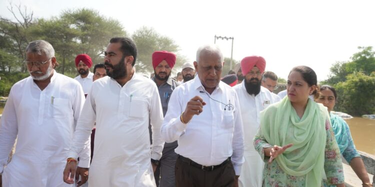 Fazilka : ਮੰਤਰੀ ਬਰਿੰਦਰ ਕੁਮਾਰ ਗੋਇਲ ਅਤੇ ਤਰੁਨਪ੍ਰੀਤ ਸਿੰਘ ਸੌਂਦ ਨੇ ਹੜ੍ਹ ਪ੍ਰਭਾਵਿਤ ਇਲਾਕਿਆਂ ਦਾ ਕੀਤਾ ਦੌਰਾ Fazilka : ਮੰਤਰੀ ਬਰਿੰਦਰ ਕੁਮਾਰ ਗੋਇਲ ਅਤੇ ਤਰੁਨਪ੍ਰੀਤ ਸਿੰਘ ਸੌਂਦ ਨੇ ਹੜ੍ਹ ਪ੍ਰਭਾਵਿਤ ਇਲਾਕਿਆਂ ਦਾ ਕੀਤਾ ਦੌਰਾ