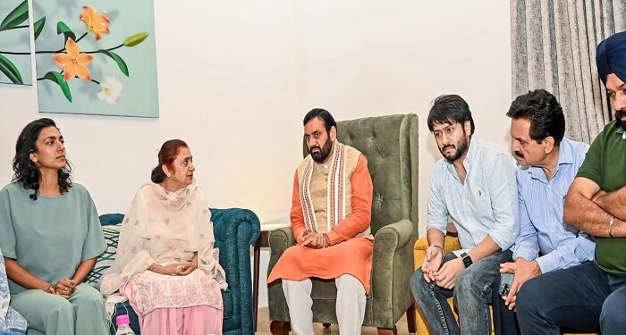 Punjab: ਮਰਹੂਮ ਪੰਜਾਬੀ ਕਲਾਕਾਰ ਜਸਵਿੰਦਰ ਭੱਲਾ ਦੇ ਗ੍ਰਹਿ ਵਿਖੇ ਪੁੱਜੇ ਹਰਿਆਣਾ CM ਨਾਇਬ ਸਿੰਘ ਸੈਣੀ Punjab: ਮਰਹੂਮ ਪੰਜਾਬੀ ਕਲਾਕਾਰ ਜਸਵਿੰਦਰ ਭੱਲਾ ਦੇ ਗ੍ਰਹਿ ਵਿਖੇ ਪੁੱਜੇ ਹਰਿਆਣਾ CM ਨਾਇਬ ਸਿੰਘ ਸੈਣੀ