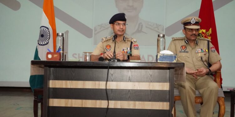 DGP Gaurav Yadav ਵਲੋਂ ਫਿਰੋਜ਼ਪੁਰ ਅਤੇ ਫਰੀਦਕੋਟ ਰੇਂਜ ਦੇ ਅਧਿਕਾਰੀਆਂ ਨਾਲ ਕਾਨੂੰਨ-ਵਿਵਸਥਾ ਸਮੀਖਿਆ ਮੀਟਿੰਗ DGP Gaurav Yadav ਵਲੋਂ ਫਿਰੋਜ਼ਪੁਰ ਅਤੇ ਫਰੀਦਕੋਟ ਰੇਂਜ ਦੇ ਅਧਿਕਾਰੀਆਂ ਨਾਲ ਕਾਨੂੰਨ-ਵਿਵਸਥਾ ਸਮੀਖਿਆ ਮੀਟਿੰਗ