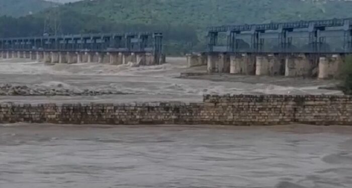 Punjab: ਪਾਣੀ ਬਣਿਆ ਆਫ਼ਤ! ਮਾਧੋਪੁਰ ਹੈੱਡਵਰਕਸ ਦਾ ਫਲੱਡ ਗੇਟ ਟੁੱਟਿਆ