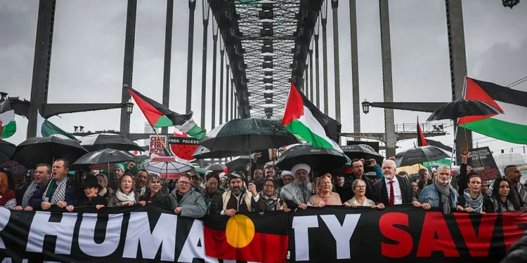 Australia: ਗਾਜ਼ਾ ਦੇ ਸਮਰਥਨ ‘ਚ ਸਿਡਨੀ ਹਾਰਬਰ ਬ੍ਰਿਜ ‘ਤੇ ਲੋਕਾਂ ਨੇ ਕੱਢਿਆ ਮਾਰਚ