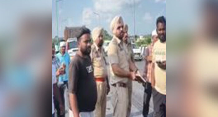 Accident News: ਦੋ ਨੌਜਵਾਨ ਆਏ ਟਰਾਲੇ ਦੀ ਲਪੇਟ ਵਿਚ: ਨੌਜਵਾਨਾਂ ਦੇ ਸਰੀਰ ਦੇ ਟੋਟੇ-ਟੋਟੇ ਹੋਏ, ਸੜਕ ‘ਤੇ ਦੂਰ ਤੱਕ ਫ਼ੈਲੇ