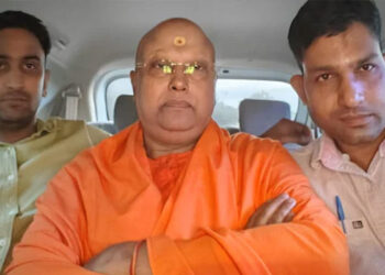 Chaitanyananda Arrested: ਦਿੱਲੀ ਦਾ ਬਾਬਾ ਚੈਤਨਿਆਨੰਦ ਆਗਰਾ ਤੋਂ ਗ੍ਰਿਫ਼ਤਾਰ: 17 ਕੁੜੀਆਂ ਨੇ ਲਾਏ ਨੇ ਛੇੜਛਾੜ ਕਰਨ ਦੇ ਦੋਸ਼ Chaitanyananda Arrested: ਦਿੱਲੀ ਦਾ ਬਾਬਾ ਚੈਤਨਿਆਨੰਦ ਆਗਰਾ ਤੋਂ ਗ੍ਰਿਫ਼ਤਾਰ: 17 ਕੁੜੀਆਂ ਨੇ ਲਾਏ ਨੇ ਛੇੜਛਾੜ ਕਰਨ ਦੇ ਦੋਸ਼