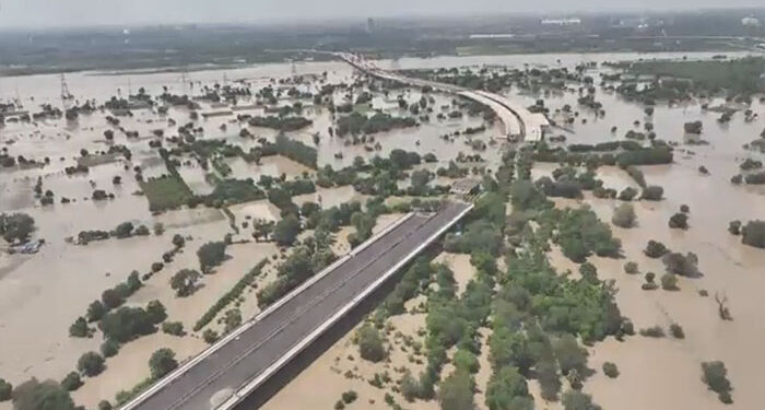 Delhi Flood: ਦਿੱਲੀ ਵਿੱਚ ਯਮੁਨਾ ਖ਼ਤਰੇ ਦੇ ਨਿਸ਼ਾਨ ਤੋਂ ਉੱਪਰ, ਕਈ ਰਿਹਾਇਸ਼ੀ ਇਲਾਕਿਆਂ ਵਿੱਚ ਦਾਖਲ ਹੋਇਆ ਪਾਣੀ Delhi Flood: ਦਿੱਲੀ ਵਿੱਚ ਯਮੁਨਾ ਖ਼ਤਰੇ ਦੇ ਨਿਸ਼ਾਨ ਤੋਂ ਉੱਪਰ, ਕਈ ਰਿਹਾਇਸ਼ੀ ਇਲਾਕਿਆਂ ਵਿੱਚ ਦਾਖਲ ਹੋਇਆ ਪਾਣੀ