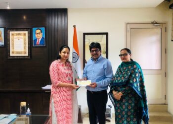 ਡਿਪਟੀ ਕਮਿਸ਼ਨਰ ਨੂੰ Manav Mangal Group of Schools ਵੱਲੋਂ ਦਸ ਲੱਖ ਰੁਪਏ ਦਾ ਚੈੱਕ ਹੜ੍ਹ ਪੀੜਤਾਂ ਦੀ ਸਹਾਇਤਾ ਲਈ ਭੇਟ