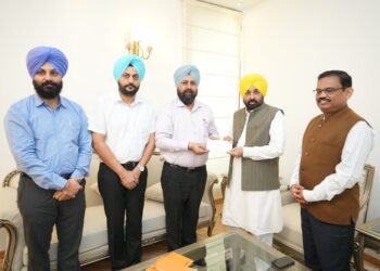 PCS officers ਐਸੋਸੀਏਸ਼ਨ ਨੇ ਮੁੱਖ ਮੰਤਰੀ ਰਾਹਤ ਫੰਡ ਲਈ ਮੁੱਖ ਮੰਤਰੀ ਨੂੰ 12 ਲੱਖ ਰੁਪਏ ਦੇ ਚੈੱਕ ਸੌਂਪੇ