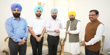 PCS officers ਐਸੋਸੀਏਸ਼ਨ ਨੇ ਮੁੱਖ ਮੰਤਰੀ ਰਾਹਤ ਫੰਡ ਲਈ ਮੁੱਖ ਮੰਤਰੀ ਨੂੰ 12 ਲੱਖ ਰੁਪਏ ਦੇ ਚੈੱਕ ਸੌਂਪੇ