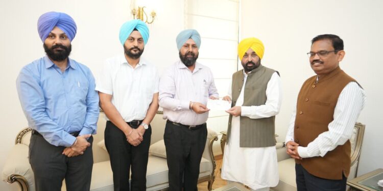 PCS officers ਐਸੋਸੀਏਸ਼ਨ ਨੇ ਮੁੱਖ ਮੰਤਰੀ ਰਾਹਤ ਫੰਡ ਲਈ ਮੁੱਖ ਮੰਤਰੀ ਨੂੰ 12 ਲੱਖ ਰੁਪਏ ਦੇ ਚੈੱਕ ਸੌਂਪੇ