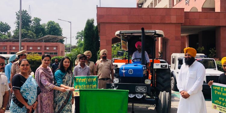 Mohali: ਡਿਪਟੀ ਕਮਿਸ਼ਨਰ ਕੋਮਲ ਮਿੱਤਲ ਵੱਲੋਂ ਪਰਾਲੀ ਪ੍ਰਬੰਧਨ ਲਈ ਬੇਲਰ-ਰੇਕਰ ਮਸ਼ੀਨਾਂ ਨੂੰ ਕੀਤਾ ਗਿਆ ਰਵਾਨਾ