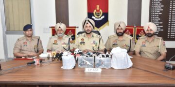Punjab: ਸਰਹੱਦ ਪਾਰੋਂ ਨਸ਼ੀਲੇ ਪਦਾਰਥ ਅਤੇ ਹਥਿਆਰ ਤਸਕਰੀ ਵਿੱਚ ਸ਼ਾਮਲ ਛੇ ਵਿਅਕਤੀ 4 ਕਿਲੋ ਹੈਰੋਇਨ, ਦੋ ਪਿਸਤੌਲਾਂ ਸਮੇਤ ਗ੍ਰਿਫ਼ਤਾਰ Punjab: ਸਰਹੱਦ ਪਾਰੋਂ ਨਸ਼ੀਲੇ ਪਦਾਰਥ ਅਤੇ ਹਥਿਆਰ ਤਸਕਰੀ ਵਿੱਚ ਸ਼ਾਮਲ ਛੇ ਵਿਅਕਤੀ 4 ਕਿਲੋ ਹੈਰੋਇਨ, ਦੋ ਪਿਸਤੌਲਾਂ ਸਮੇਤ ਗ੍ਰਿਫ਼ਤਾਰ