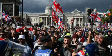 Protests Against Immigration: ਲੰਡਨ ‘ਚ ਗੈਰ-ਕਾਨੂੰਨੀ ਪ੍ਰਵਾਸੀਆਂ ਦੇ ਮੁੱਦੇ ‘ਤੇ ਵਿਰੋਧ ਪ੍ਰਦਰਸ਼ਨ, 1 ਲੱਖ ਤੋਂ ਵੱਧ ਲੋਕ ਹੋਏ ਇਕੱਠੇ Protests Against Immigration: ਲੰਡਨ ‘ਚ ਗੈਰ-ਕਾਨੂੰਨੀ ਪ੍ਰਵਾਸੀਆਂ ਦੇ ਮੁੱਦੇ ‘ਤੇ ਵਿਰੋਧ ਪ੍ਰਦਰਸ਼ਨ, 1 ਲੱਖ ਤੋਂ ਵੱਧ ਲੋਕ ਹੋਏ ਇਕੱਠੇ