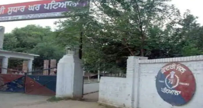 Punjab Crime: ਜੇਲ੍ਹ ਵਿੱਚ 3 ਸਾਬਕਾ ਪੁਲਿਸ ਮੁਲਾਜ਼ਮਾਂ ‘ਤੇ ਹਮਲਾ: ਫ਼ਰਜ਼ੀ ਮੁਕਾਬਲੇ ਤੇ ਡਰੱਗ ਕੇਸ ਵਿੱਚ ਨੇ ਜੇਲ੍ਹ ‘ਚ ਬੰਦ Punjab Crime: ਜੇਲ੍ਹ ਵਿੱਚ 3 ਸਾਬਕਾ ਪੁਲਿਸ ਮੁਲਾਜ਼ਮਾਂ ‘ਤੇ ਹਮਲਾ: ਫ਼ਰਜ਼ੀ ਮੁਕਾਬਲੇ ਤੇ ਡਰੱਗ ਕੇਸ ਵਿੱਚ ਨੇ ਜੇਲ੍ਹ ‘ਚ ਬੰਦ