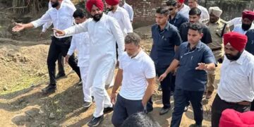 Rahul Gandhi : ਰਾਹੁਲ ਗਾਂਧੀ ਪਹੰਚੇ ਹੜ੍ਹ ਪ੍ਰਭਾਵਿਤ ਇਲਾਕਿਆਂ ‘ਚ ; ਗੁਰਦਾਸਪੁਰ ਵਿੱਚ ਕਿਸਾਨਾਂ ਨਾਲ ਕੀਤੀ ਮੁਲਾਕਾਤ 