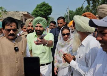 PUNJAB : ਕੇਂਦਰੀ ਮੰਤਰੀ ਸ਼੍ਰੀਪਦ ਨਾਇਕ ਅਤੇ ਸਾਬਕਾ ਐਮਪੀ ਪ੍ਰਨੀਤ ਕੌਰ ਨੇ ਹੜ੍ਹ ਪ੍ਰਭਾਵਿਤ ਪਿੰਡਾਂ ਦਾ ਕੀਤਾ ਦੌਰਾ PUNJAB : ਕੇਂਦਰੀ ਮੰਤਰੀ ਸ਼੍ਰੀਪਦ ਨਾਇਕ ਅਤੇ ਸਾਬਕਾ ਐਮਪੀ ਪ੍ਰਨੀਤ ਕੌਰ ਨੇ ਹੜ੍ਹ ਪ੍ਰਭਾਵਿਤ ਪਿੰਡਾਂ ਦਾ ਕੀਤਾ ਦੌਰਾ