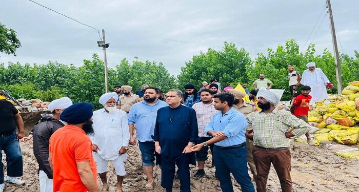 Punjab: ਕੈਬਨਿਟ ਮੰਤਰੀ ਸੰਜੀਵ ਅਰੋੜਾ ਤੇ ਡੀ.ਸੀ ਹਿਮਾਂਸ਼ੂ ਜੈਨ ਨੇ ਧੁੱਸੀ ਬੰਨ੍ਹ ਦਾ ਕੀਤਾ ਨਿਰੀਖਣ