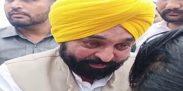 Punjab: ਹੜ੍ਹ ਪ੍ਰਭਾਵਿਤ ਲੋਕਾਂ ਦਾ ਦਰਦ ਸੁਣ ਕੇ ਮੁੱਖ ਮੰਤਰੀ ਮਾਨ ਹੋਏ ਭਾਵੁਕ