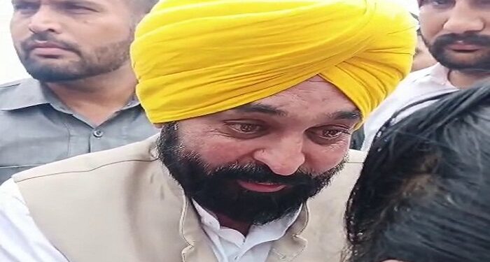 Punjab: ਹੜ੍ਹ ਪ੍ਰਭਾਵਿਤ ਲੋਕਾਂ ਦਾ ਦਰਦ ਸੁਣ ਕੇ ਮੁੱਖ ਮੰਤਰੀ ਮਾਨ ਹੋਏ ਭਾਵੁਕ