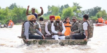 CM ਮਾਨ ਨੇ ਕਿਸ਼ਤੀ ਰਾਹੀਂ ਫਿਰੋਜ਼ਪੁਰ ਦੇ ਹੜ੍ਹ ਪ੍ਰਭਾਵਿਤ ਇਲਾਕਿਆਂ ਦਾ ਕੀਤਾ ਦੌਰਾ