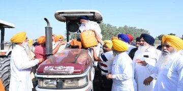 SGPC ਨੇ ਡੇਰਾ ਬਾਬਾ ਨਾਨਕ ਵਿਖੇ ਪਾੜ ਪੂਰ ਰਹੇ ਲੋਕਾਂ ਨੂੰ 10 ਹਜ਼ਾਰ ਲੀਟਰ ਡੀਜ਼ਲ ਹੋਰ ਦਿੱਤਾ