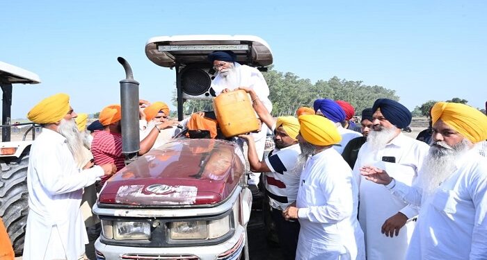 SGPC ਨੇ ਡੇਰਾ ਬਾਬਾ ਨਾਨਕ ਵਿਖੇ ਪਾੜ ਪੂਰ ਰਹੇ ਲੋਕਾਂ ਨੂੰ 10 ਹਜ਼ਾਰ ਲੀਟਰ ਡੀਜ਼ਲ ਹੋਰ ਦਿੱਤਾ
