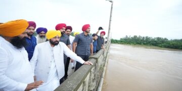 Punjab Floods: CM ਮਾਨ ਨੇ ਹੜ੍ਹ ਪ੍ਰਭਾਵਿਤ ਇਲਾਕਿਆਂ ਦਾ ਕੀਤਾ ਦੌਰਾ Punjab Floods: CM ਮਾਨ ਨੇ ਹੜ੍ਹ ਪ੍ਰਭਾਵਿਤ ਇਲਾਕਿਆਂ ਦਾ ਕੀਤਾ ਦੌਰਾ