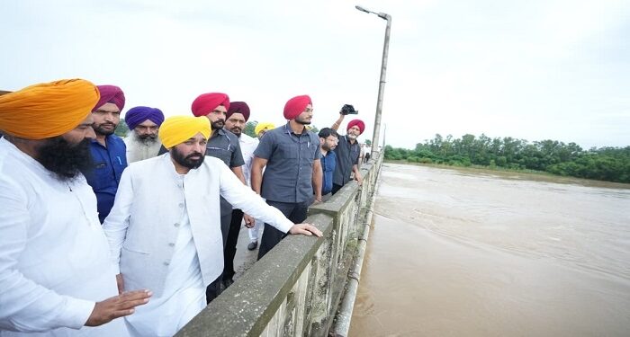 Punjab Floods: CM ਮਾਨ ਨੇ ਹੜ੍ਹ ਪ੍ਰਭਾਵਿਤ ਇਲਾਕਿਆਂ ਦਾ ਕੀਤਾ ਦੌਰਾ Punjab Floods: CM ਮਾਨ ਨੇ ਹੜ੍ਹ ਪ੍ਰਭਾਵਿਤ ਇਲਾਕਿਆਂ ਦਾ ਕੀਤਾ ਦੌਰਾ