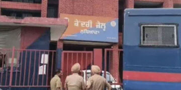 Punjab: ਲੁਧਿਆਣਾ ਕੇਂਦਰੀ ਜੇਲ੍ਹ ‘ਚ ਝੜਪ ! ਦੋ ਪੁਲਿਸ ਅਫਸਰ ਹੋਏ ਜ਼ਖਮੀ Punjab: ਲੁਧਿਆਣਾ ਕੇਂਦਰੀ ਜੇਲ੍ਹ ‘ਚ ਝੜਪ ! ਦੋ ਪੁਲਿਸ ਅਫਸਰ ਹੋਏ ਜ਼ਖਮੀ