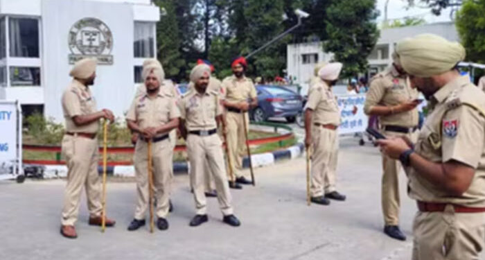 Crime News: ਦੀਵਾਲੀ ‘ਤੇ ਪੰਜਾਬ ਦਹਿਲਾਉਣ ਦੀ ਸਾਜ਼ਿਸ਼ ਨਾਕਾਮ; ਬਰਖਾਸਤ ਆਰਮੀ ਕਮਾਂਡੋ 4 ਗ੍ਰਨੇਡਾਂ ਸਮੇਤ ਗ੍ਰਿਫ਼ਤਾਰ