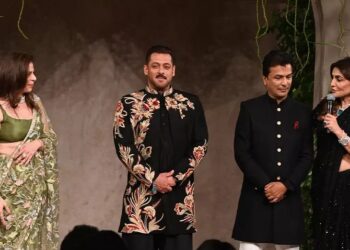 Bollywood News : ਸਲਮਾਨ ਖਾਨ ਬਣੇ ਸ਼ੋਅ ਸਟਾਪਰ, ਕਾਲੀ ਸ਼ੇਰਵਾਨੀ ਵਿੱਚ ਕੀਤੀ ਰੈਂਪ ਵਾਕ Bollywood News : ਸਲਮਾਨ ਖਾਨ ਬਣੇ ਸ਼ੋਅ ਸਟਾਪਰ, ਕਾਲੀ ਸ਼ੇਰਵਾਨੀ ਵਿੱਚ ਕੀਤੀ ਰੈਂਪ ਵਾਕ