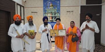 Punjab : ਡੇੜ੍ਹ ਮਿੰਟ ‘ਚ ਅੱਠ ਕਵਿਤਾਵਾਂ ਲਿਖਣ ਵਾਲੀ ਗੁਰਸਿੱਖ ਬੱਚੀ ਨੂੰ ਜਥੇਦਾਰ ਗਿਆਨੀ ਕੁਲਦੀਪ ਸਿੰਘ ਗੜਗੱਜ ਨੇ ਕੀਤਾ ਸਨਮਾਨਿਤ Punjab : ਡੇੜ੍ਹ ਮਿੰਟ ‘ਚ ਅੱਠ ਕਵਿਤਾਵਾਂ ਲਿਖਣ ਵਾਲੀ ਗੁਰਸਿੱਖ ਬੱਚੀ ਨੂੰ ਜਥੇਦਾਰ ਗਿਆਨੀ ਕੁਲਦੀਪ ਸਿੰਘ ਗੜਗੱਜ ਨੇ ਕੀਤਾ ਸਨਮਾਨਿਤ