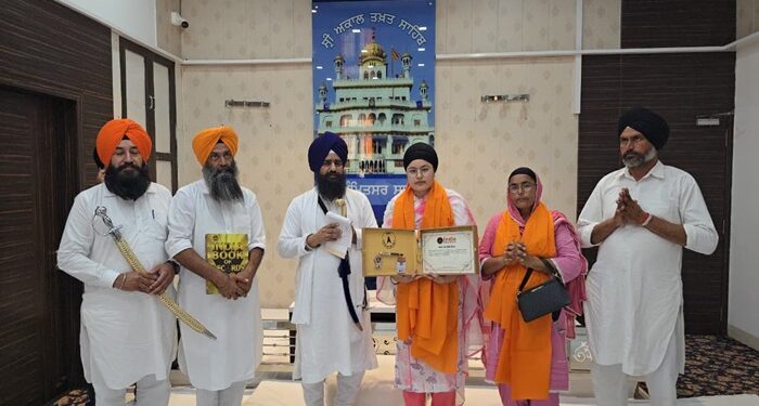 Punjab : ਡੇੜ੍ਹ ਮਿੰਟ ‘ਚ ਅੱਠ ਕਵਿਤਾਵਾਂ ਲਿਖਣ ਵਾਲੀ ਗੁਰਸਿੱਖ ਬੱਚੀ ਨੂੰ ਜਥੇਦਾਰ ਗਿਆਨੀ ਕੁਲਦੀਪ ਸਿੰਘ ਗੜਗੱਜ ਨੇ ਕੀਤਾ ਸਨਮਾਨਿਤ Punjab : ਡੇੜ੍ਹ ਮਿੰਟ ‘ਚ ਅੱਠ ਕਵਿਤਾਵਾਂ ਲਿਖਣ ਵਾਲੀ ਗੁਰਸਿੱਖ ਬੱਚੀ ਨੂੰ ਜਥੇਦਾਰ ਗਿਆਨੀ ਕੁਲਦੀਪ ਸਿੰਘ ਗੜਗੱਜ ਨੇ ਕੀਤਾ ਸਨਮਾਨਿਤ