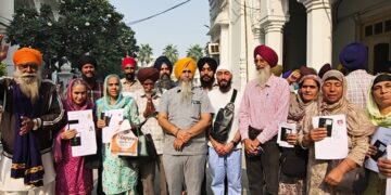SGPC ਦਫ਼ਤਰ ਵਿਖੇ ਸ਼ਰਧਾਲੂਆਂ ਨੂੰ ਵੀਜਾ ਲੱਗੇ ਪਾਸਪੋਰਟ ਵੰਡੇ