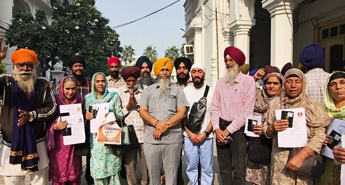 SGPC ਦਫ਼ਤਰ ਵਿਖੇ ਸ਼ਰਧਾਲੂਆਂ ਨੂੰ ਵੀਜਾ ਲੱਗੇ ਪਾਸਪੋਰਟ ਵੰਡੇ
