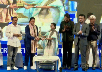 Richa Ghosh : ਵਿਸ਼ਵ ਚੈਂਪੀਅਨ ਰਿਚਾ ਘੋਸ਼ ਨੂੰ ਮਮਤਾ ਸਰਕਾਰ ਦਾ ਤੋਹਫ਼ਾ ; ਰਾਜ ਪੁਲਿਸ ਵਿੱਚ ਡੀਐਸਪੀ ਕੀਤਾ ਨਿਯੁਕਤ Richa Ghosh : ਵਿਸ਼ਵ ਚੈਂਪੀਅਨ ਰਿਚਾ ਘੋਸ਼ ਨੂੰ ਮਮਤਾ ਸਰਕਾਰ ਦਾ ਤੋਹਫ਼ਾ ; ਰਾਜ ਪੁਲਿਸ ਵਿੱਚ ਡੀਐਸਪੀ ਕੀਤਾ ਨਿਯੁਕਤ