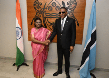 INTERNATIONAL NEWS : ਰਾਸ਼ਟਰਪਤੀ ਦ੍ਰੋਪਦੀ ਮੁਰਮੂ ਅਤੇ ਬੋਤਸਵਾਨਾ ਦੇ ਰਾਸ਼ਟਰਪਤੀ ਵਪਾਰ, ਸਿਹਤ ਅਤੇ ਡਿਜੀਟਲ ਤਕਨਾਲੋਜੀ ਸਮੇਤ ਮੁੱਖ ਖੇਤਰਾਂ ਵਿੱਚ ਦੁਵੱਲੇ ਸਬੰਧਾਂ ਨੂੰ ਵਧਾਉਣ ਲਈ ਹੋਏ ਸਹਿਮਤ