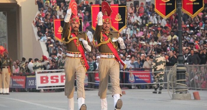 Amritsar : ਅਟਾਰੀ-ਵਾਹਗਾ ਬਾਰਡਰ ‘ਤੇ ਰਿਟਰੀਟ ਸੈਰੇਮਨੀ ਦਾ ਸਮਾਂ ਬਦਲਿਆ Amritsar : ਅਟਾਰੀ-ਵਾਹਗਾ ਬਾਰਡਰ ‘ਤੇ ਰਿਟਰੀਟ ਸੈਰੇਮਨੀ ਦਾ ਸਮਾਂ ਬਦਲਿਆ