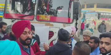 Punjab: ਰੋਡਵੇਜ਼ ਕਰਮਚਾਰੀਆਂ ਨੇ ਜਲੰਧਰ ਬੱਸ ਸਟੈਂਡ ਕੀਤਾ ਬੰਦ: ਕਿਲੋਮੀਟਰ ਸਕੀਮ ਦੇ ਟੈਂਡਰ ਦਾ ਕਰ ਰਹੇ ਨੇ ਵਿਰੋਧ