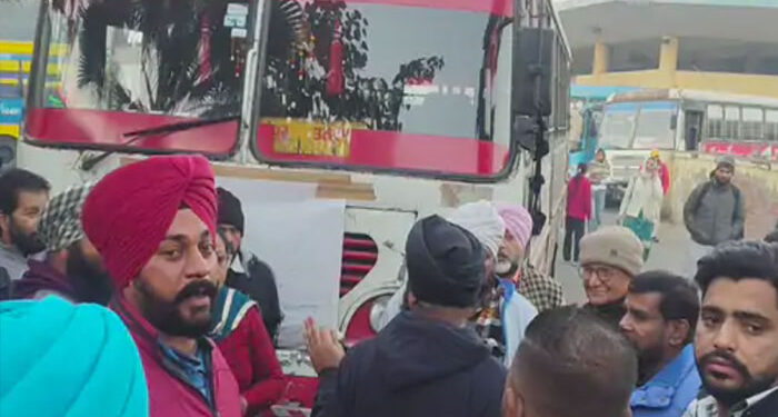 Punjab: ਰੋਡਵੇਜ਼ ਕਰਮਚਾਰੀਆਂ ਨੇ ਜਲੰਧਰ ਬੱਸ ਸਟੈਂਡ ਕੀਤਾ ਬੰਦ: ਕਿਲੋਮੀਟਰ ਸਕੀਮ ਦੇ ਟੈਂਡਰ ਦਾ ਕਰ ਰਹੇ ਨੇ ਵਿਰੋਧ